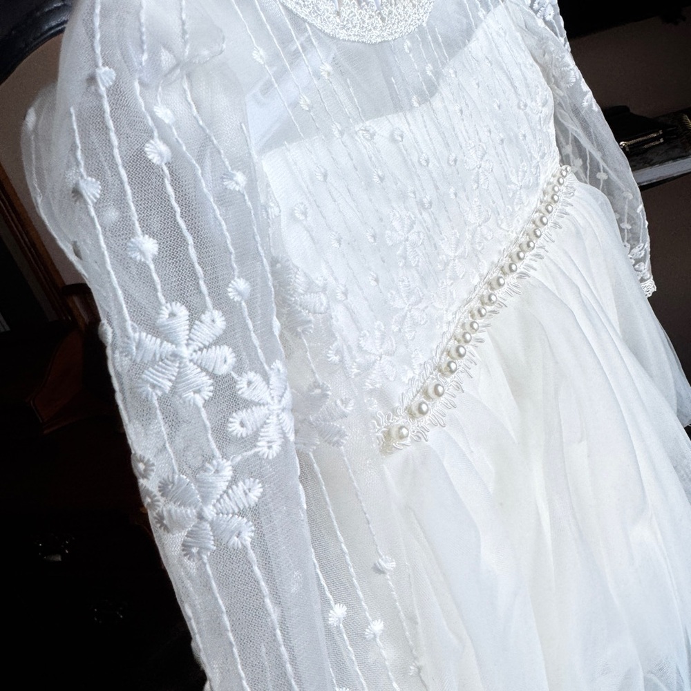 Elegant White Lace Baby Dress - Picture 4 of 4